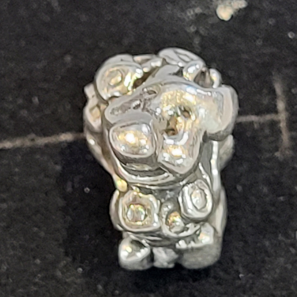 Chamilia piglet holding flowers charm